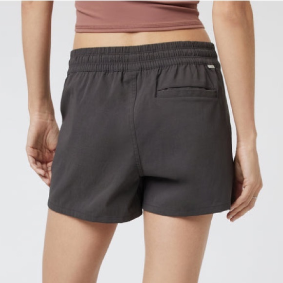 🆕Vuori Scout Short in Vintage Black • Woman’s Size Small - Picture 6 of 9